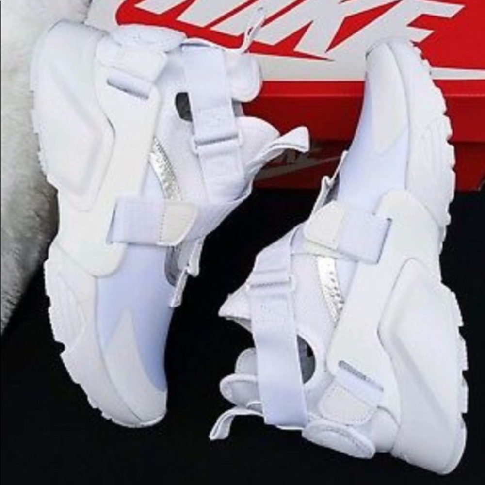 SOLD-NIKE HUARACHE CITY WOMEN'S SIZE 7.5 BRAND NEW - Picture 4 of 8